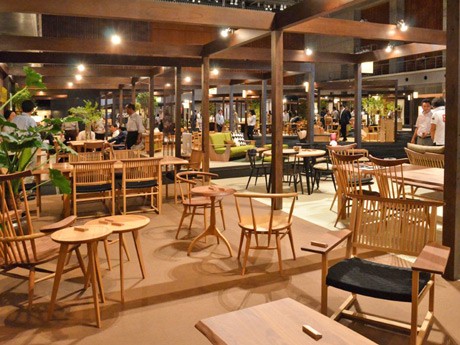 飛騨の木工企業が発表する新作家具が並ぶ会場（昨年の様子）