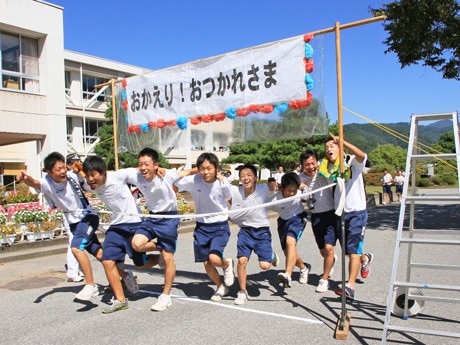 42.195キロの遠足を笑顔でゴールする国府中学校の生徒たち