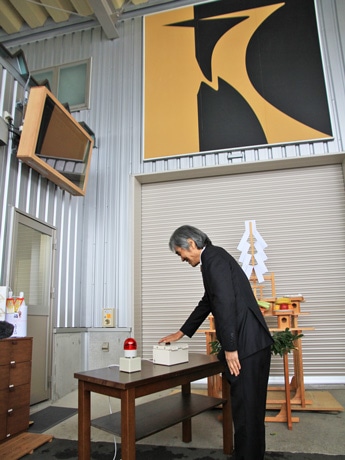 「きつつき森の発電所」始動ボタンを押す岡田贊三社長