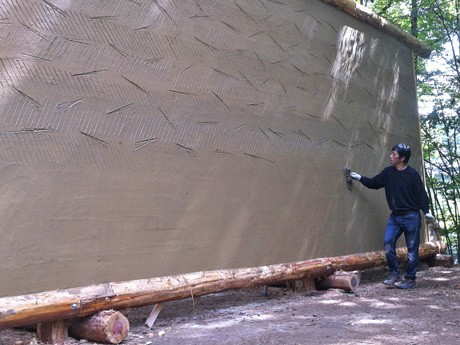実物大サンプルを制作する挟土秀平さん