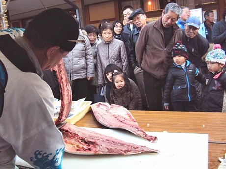 「ブリの解体ショー」の様子