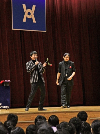 マジックを交え講演したナポレオンズの2人（ボナ植木さん＝右、パルト小石さん＝左）
