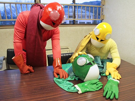 3兄弟の末っ子･ゲロッピィ（中央）の変わり果てた姿に肩を落とす2体の兄、ジョロッピィ（左）とチュロッピィ（右）