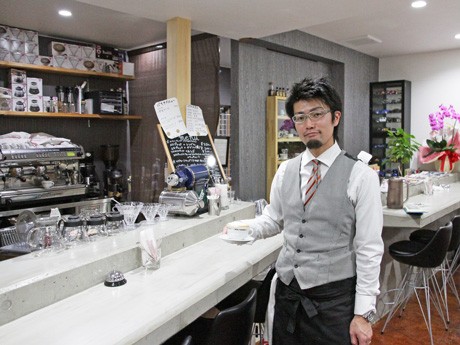 ｢コーヒー好き、車好き、バイク好きの人はぜひ遊びに来てほしい｣と話す店主の駒田さん