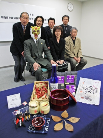 表彰を受けた新作土産品と各受賞企業の代表者