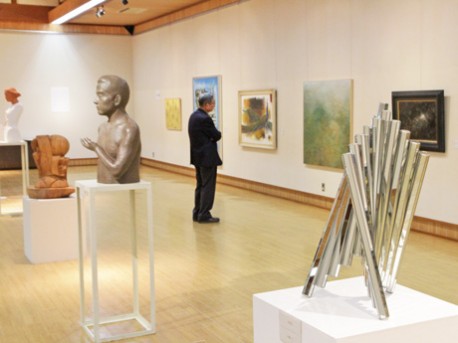 飛騨市と富山市の作家が制作した美術作品が並ぶギャラリー
