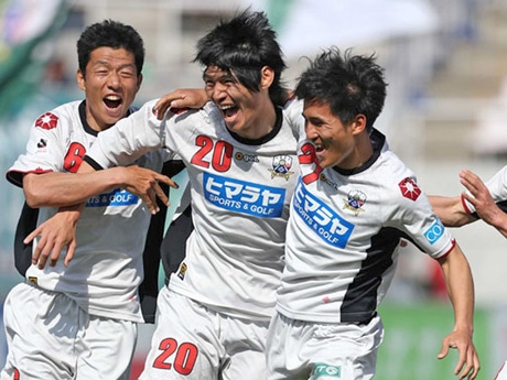 今季初得点の歓喜に沸くFC岐阜イレブンとDF20新井辰也選手（写真中央）　&copy; Kaz Photography/FC GIFU