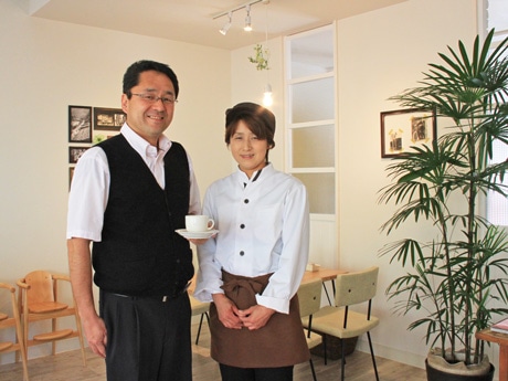 店主の林善幸さんと由美子さん夫妻