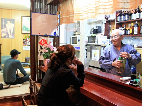 アットホームな雰囲気の店内と店主の古谷さん（写真右）
