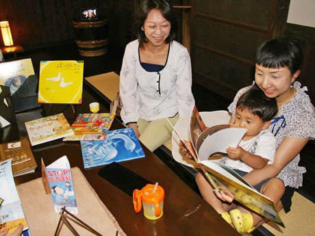 絵本を読む来場者（写真＝二木酒造店内）