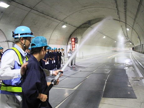 トンネル内での消火栓放水点検を体験する高山工業高生