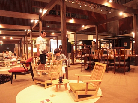「飛騨の家具フェスティバル」メーン会場のコンベンションホール（昨年の様子）