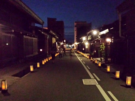 夜には通りにあんどんをともし幻想的な空間を演出する