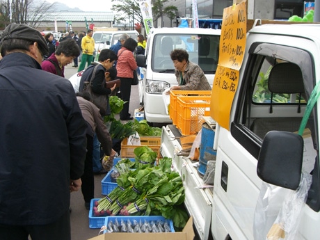 地元農家の野菜販売など38台の軽トラックが軒を連ねる