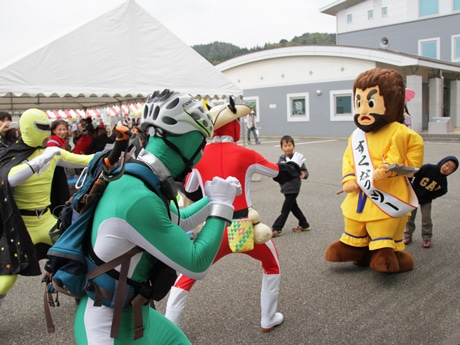 ヤマメンジャー（左）が「すくなっつー」（右）を敵と勘違いし緊迫する会場内