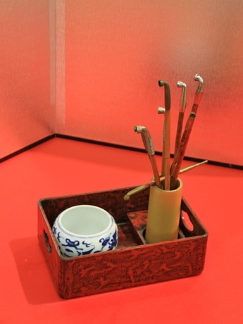 今年の入選作品。テーマは干支（えと）の「巳」。昔のたばこ道具で見立てた「八岐大蛇（やまたのおろち）」