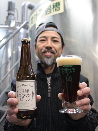 醸造担当の牛丸貴之さんと「飛騨ブラックビール」