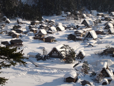 冬の白川郷合掌造り集落の風景