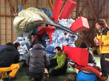 東京芸大から譲り受けた新みこしの整備に当たる当番会メンバー