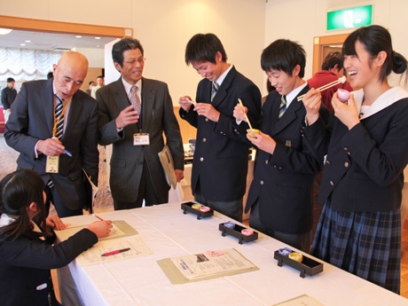 産地を伏せたコシヒカリを食べ比べる来場者たち