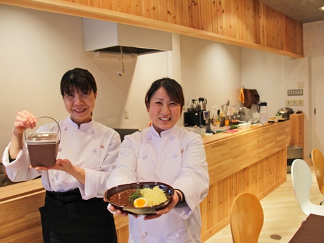 オーナーの相田さん（右）との小瀬店長さん（左）