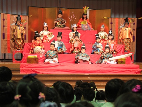 生きびな飾りを披露する年長組の園児たち