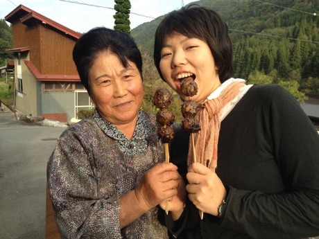 河合町地域交流コーディネーターの川辺さん（右）（『飛騨の日常（いつも）』写真展から）