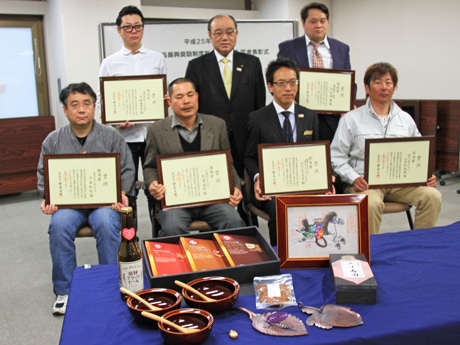 表彰を受けた新作土産品と受賞者