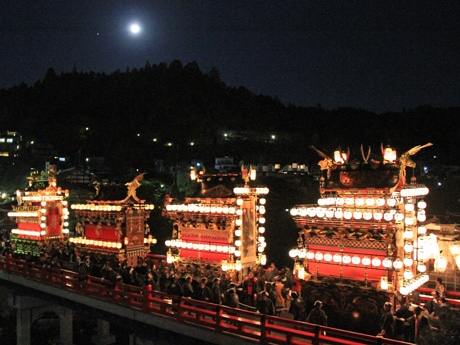 月明かり照らされ中橋を巡行する祭り屋台