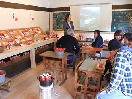 「昭和の学級風景」をイメージした店内