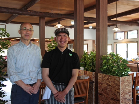 来店を呼び掛ける岩本啓吾さん（右）とNPO理事長の大坪徹さん（左）