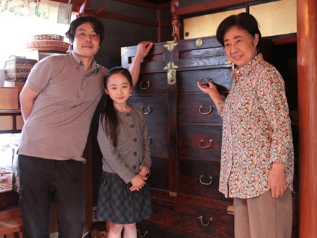 写真左から、大森研一監督、本田望結さん、中村玉緒さん(高山市内ロケ現場で)