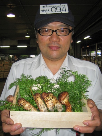 ｢ここ10年間で一番早い入荷日｣という「夏マツタケ」