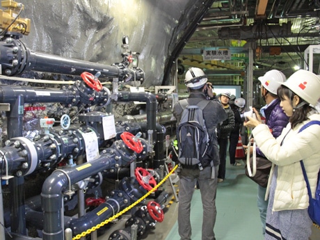 普段は一般立ち入り禁止の鉱山坑内を見学できる（スーパーカミオカンデ実験区域で）
