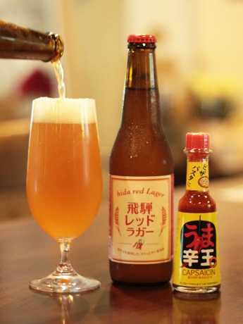 副原料に地元特産品のトウガラシソース「うま辛王」(右)を使った「飛騨レッドラガー」