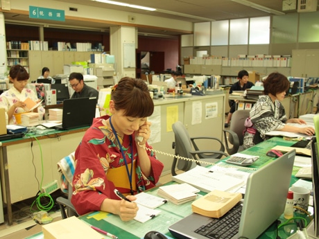 浴衣姿で日常業務に当たる市職員たち（飛騨市役所で）