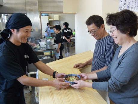 店主の小林功典さん（左）とうどん店復活を喜ぶ島ノ上さん夫妻