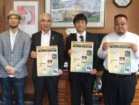 （左から）来場を呼び掛ける窪田将治監督、野村誠下呂市長、萩原町商工会青年部青年部の下町さん･吉本さん