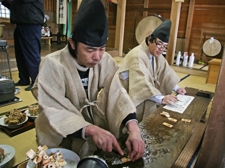 麻の茎を割りかゆの入り具合を調べる氏子若連中
