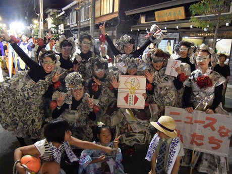 高山で仮装盆踊り大会「ちょけらまいか」 17チーム330人が参加