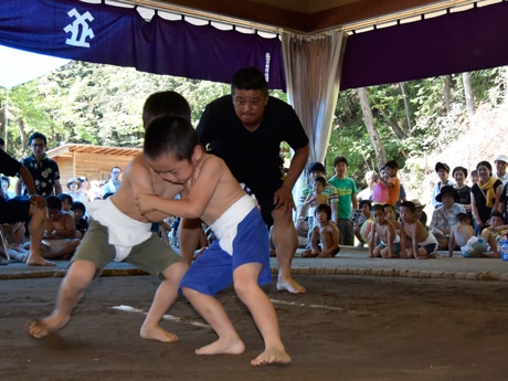 力いっぱいの取り込みを繰り広げる園児たち