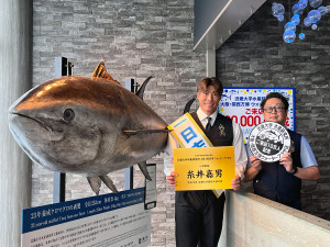 大阪・関西万博の「近畿大学水産研究所」、来店者10万人達成　OB糸井嘉男さんが一日店長に