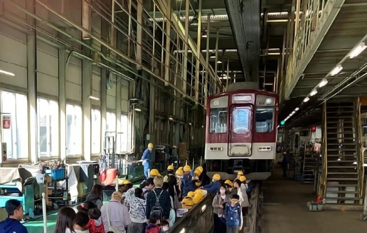 車両床下見学のイメージ（写真提供＝近畿日本鉄道）