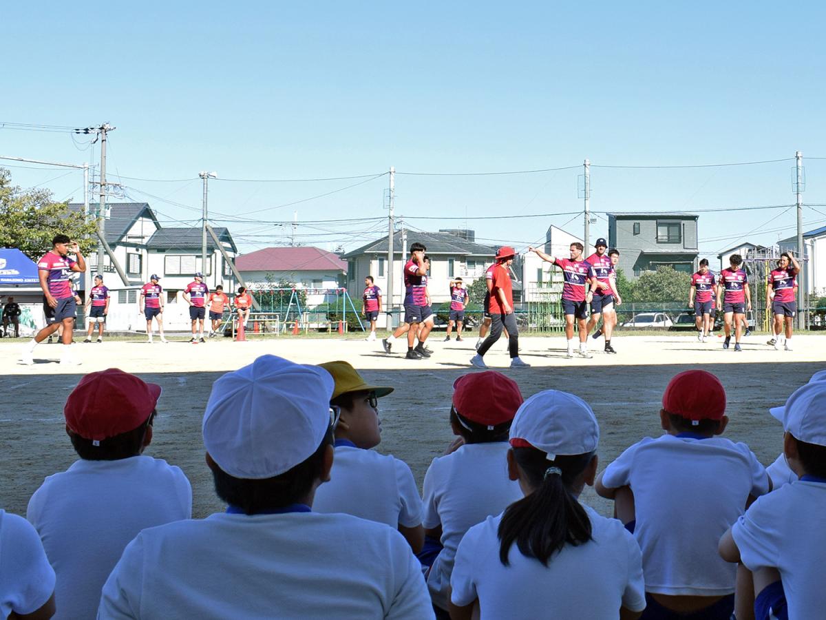 花園近鉄ライナーズのキャプテンズランを小学児童が見学