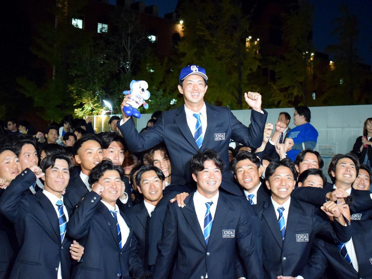 野球部員に祝福される宮原廉投手
