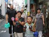 東大阪・花園の商店街で「夏の打ち水大作戦」 地域交流も活発に