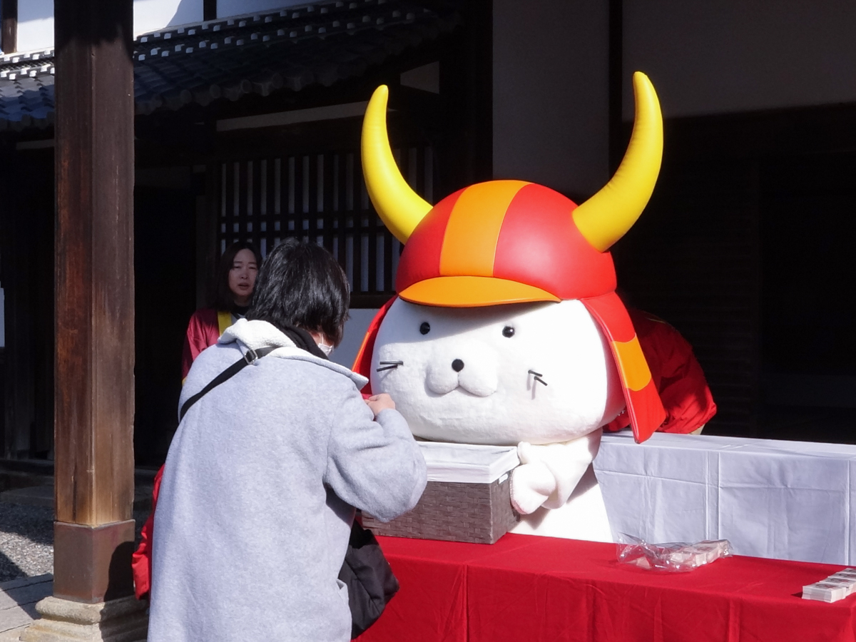 贈り物をもらうひこにゃん