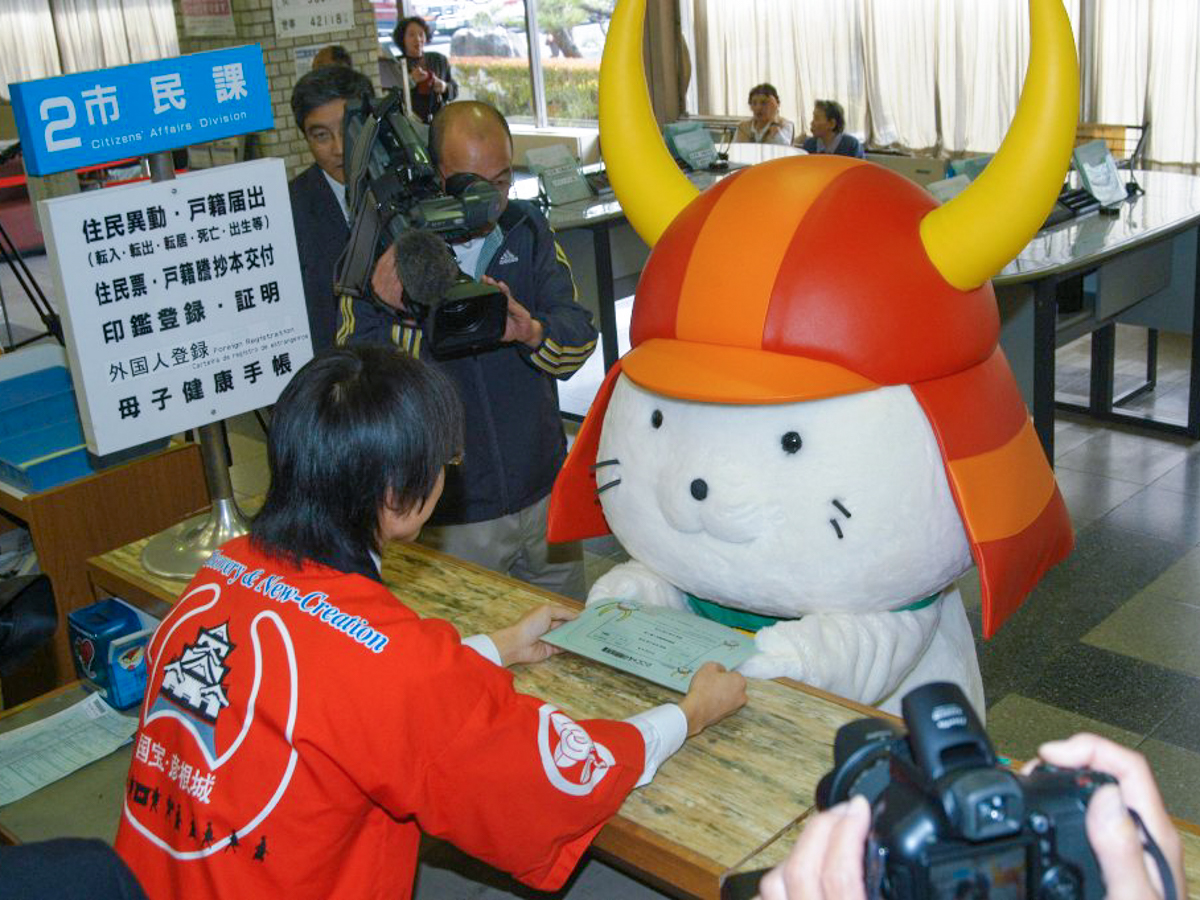 自身に発行された特別住民票を受け取るひこにゃん