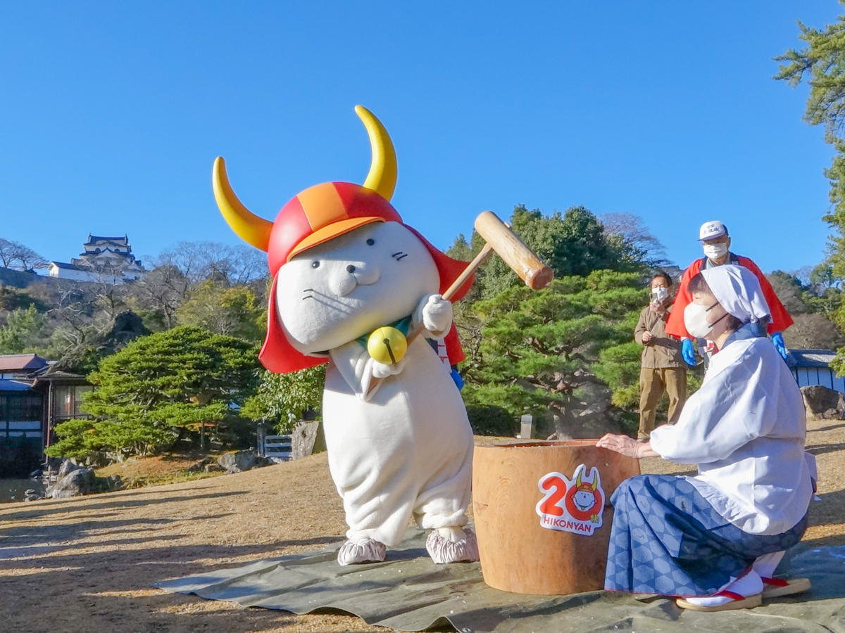 餅つきをするひこにゃん