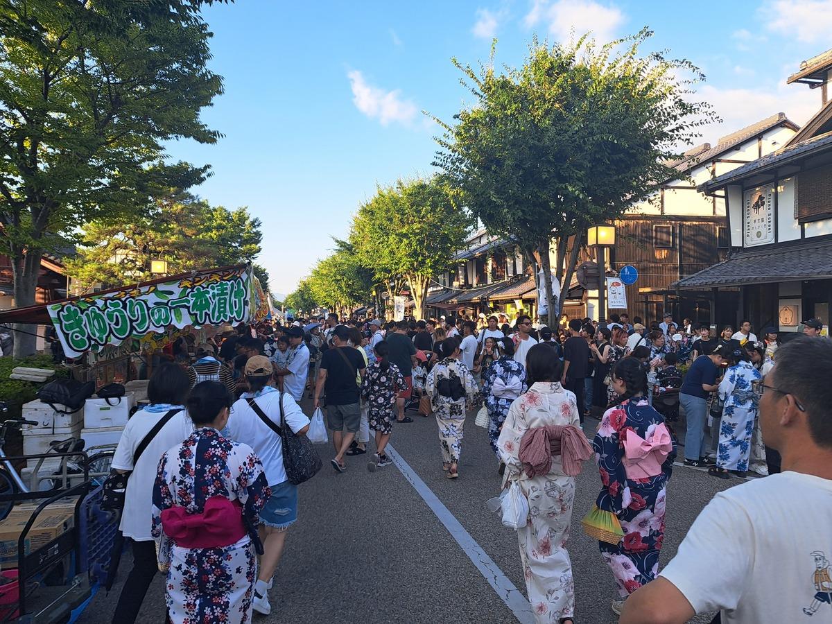 夢京橋キャッスルロードを歩く浴衣姿の来場者たち